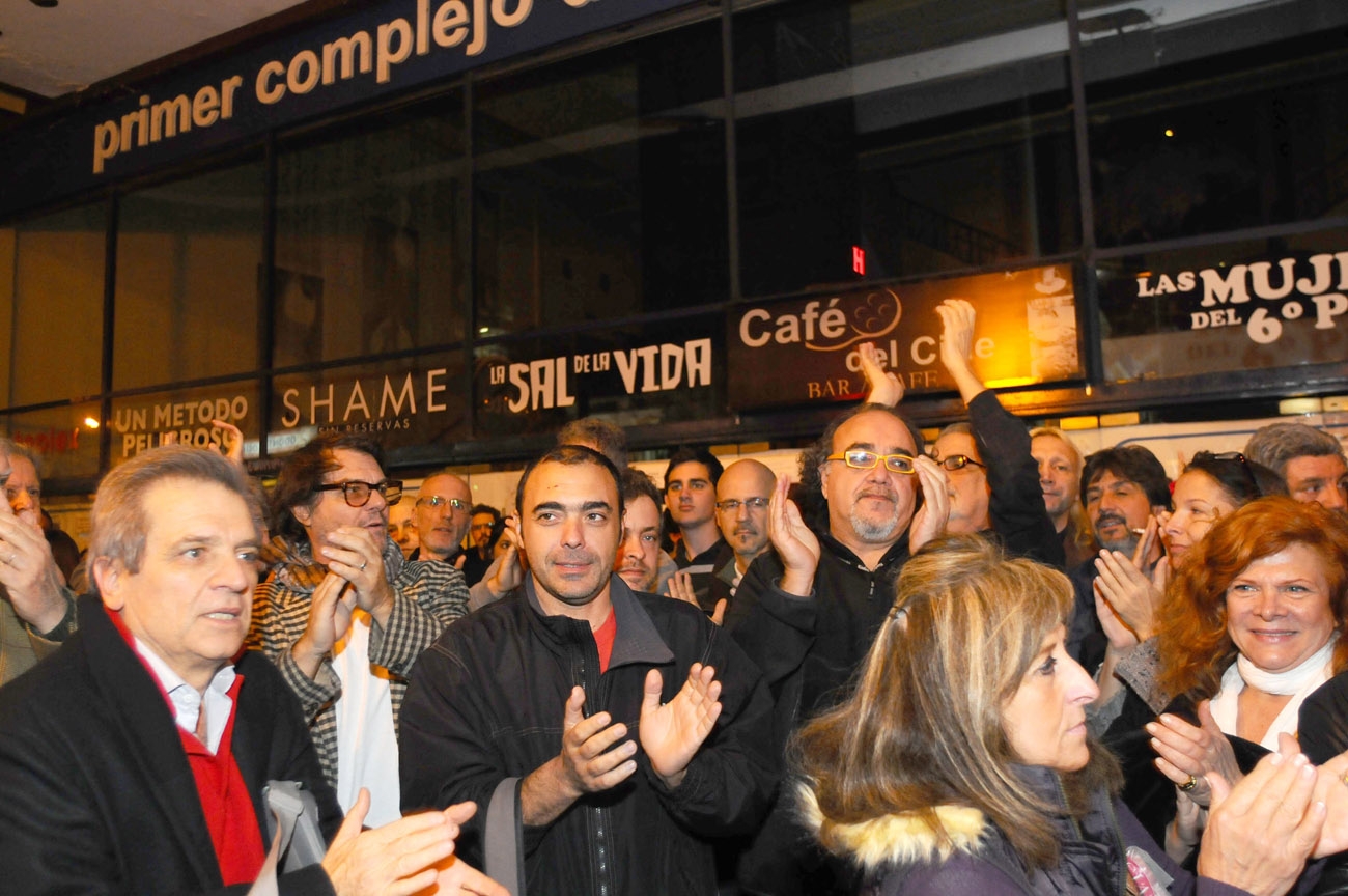 Periodico El duende ABRAZO SIMBOLICO AL ARTEPLEX DE BELGRANO